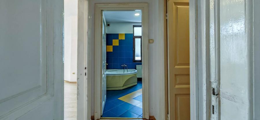 Vilă spațioasă de închiriat, 11 camere, București