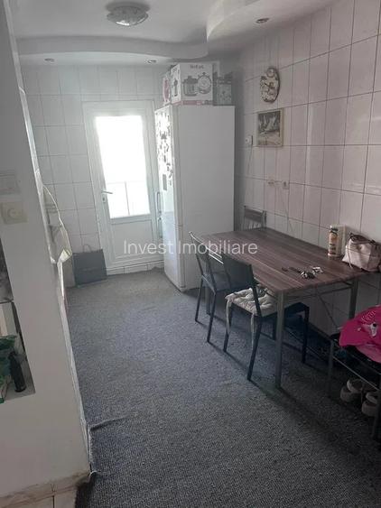 Apartament 3 camere decomandat-Baza 3-etaj intermediar - 3