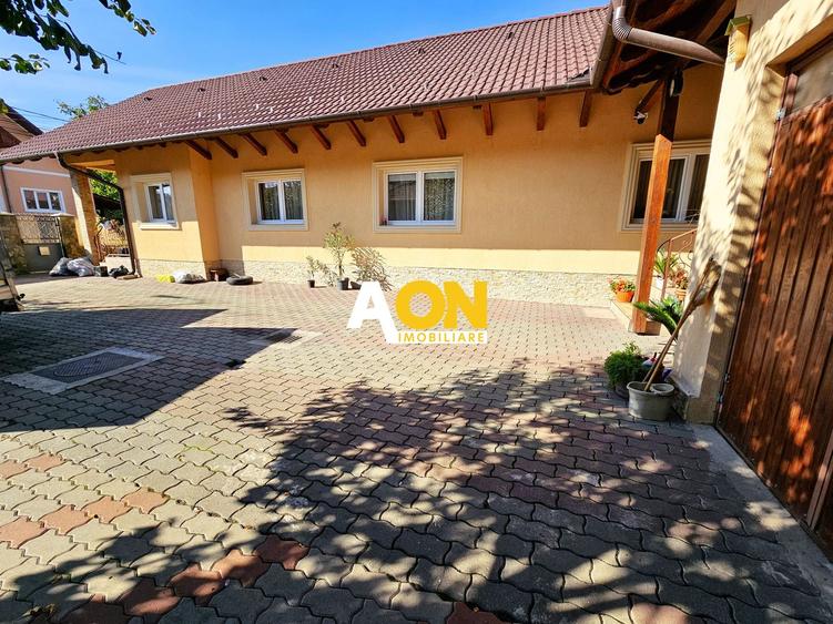 Casa renovata, 4 camere, 2 terase, mobilata, utilata, 568 mp teren