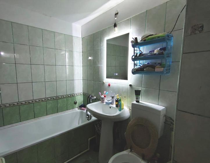 Apartament 3 camere decomandat, zona Calarasilor, etaj 2.