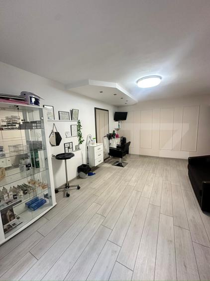 Apartament de 3 camere, parter inalt, spatiu comercial