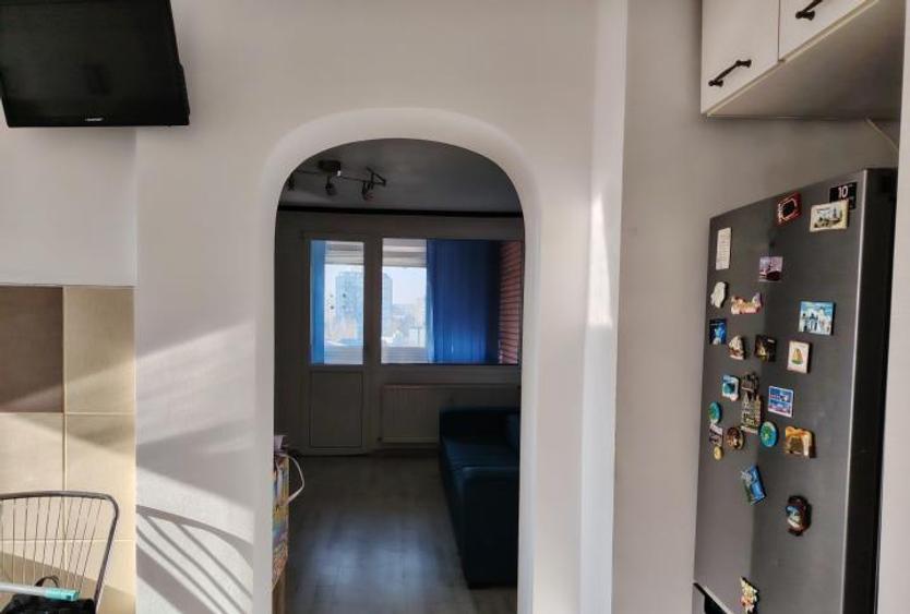 Apartament 3 camere  semidecomandat - zona Titan