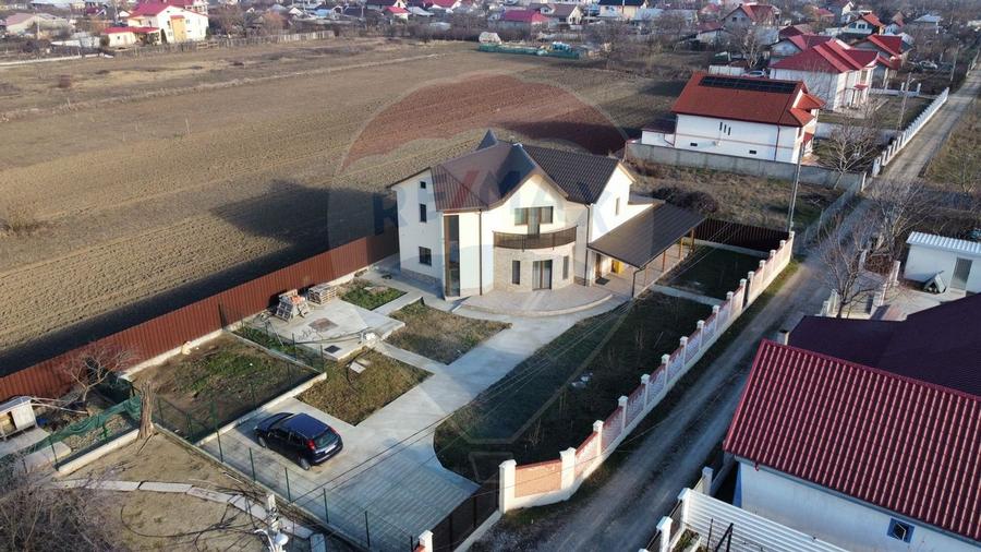 Casa / Vila deosebita in Golesti S+P+1E