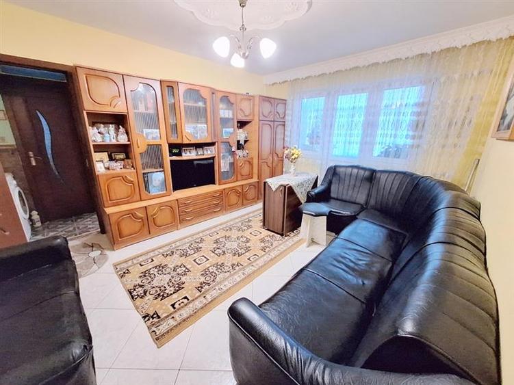 Apartament 3 camere semidecomandat zona Bazinul de Innot