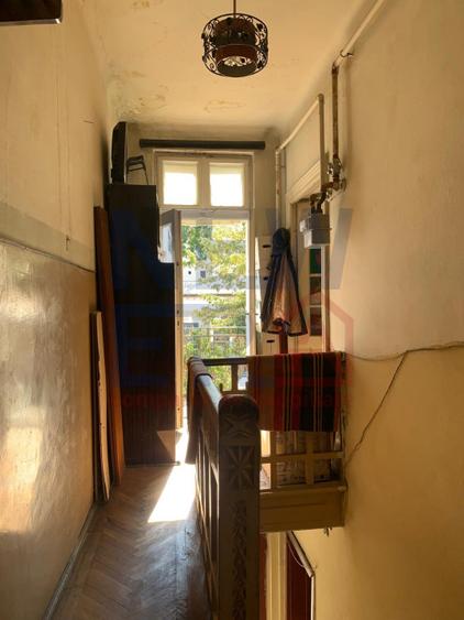De vanzare 2 camere in vila interbelica, curte comuna zona Armeneasca