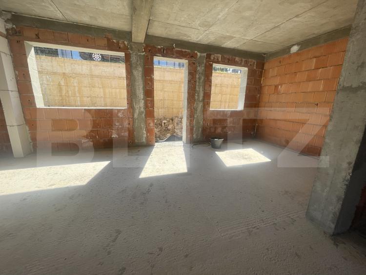 Apartament cu 3 camere, dispus pe două niveluri, cu gradina