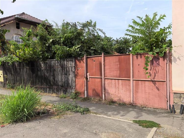 Loc de casa zona Parneava - Intim