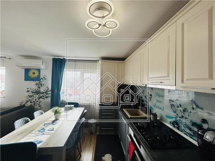 Ap cu 3 camere, 81 mp utili, tip mansarda, Zona Cedonia