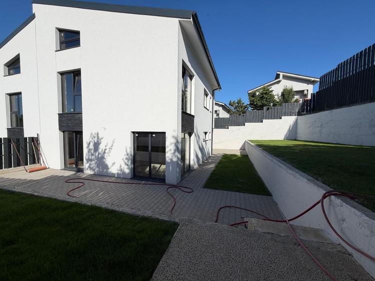 Duplex modern în Dezmir, zonă liniștită, stația de bus și magazin în zona