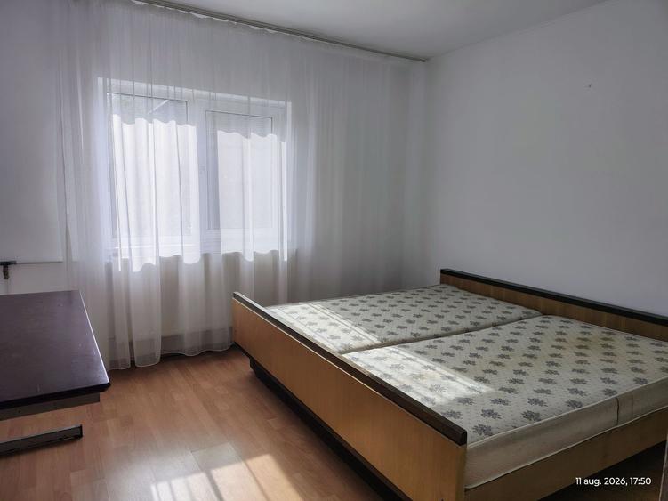 Închiriez 2 camere Str. Onestilor. Pret 300 euro. Comision 50%.