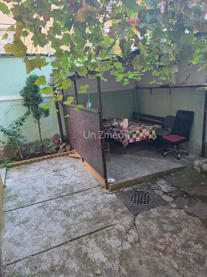 Vand Garsoniera in vila cu acces la curte.