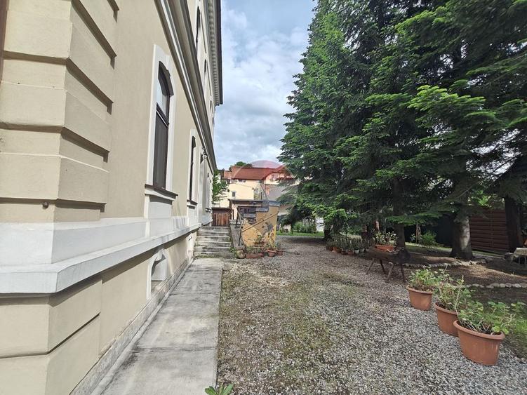 Clădire 460 mp în zona centrală, teren 1.371 mp și 30 locuri parcare