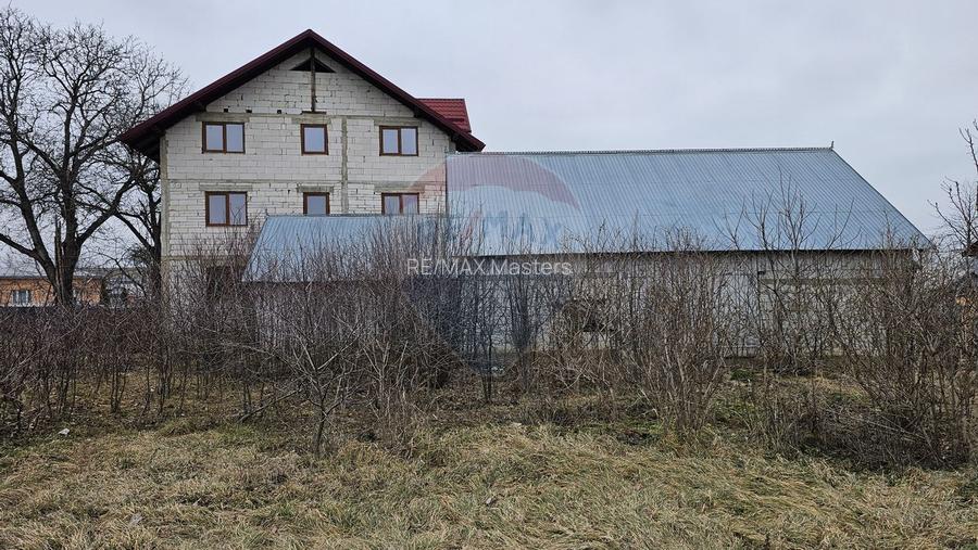 Casă / Vilă cu 12 camere, teren intravilan de 2869mp în Siminicea, SV - 28