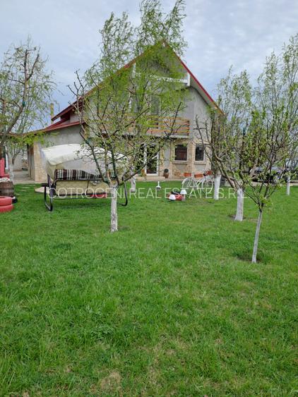 Refugiul Tău Verde: Casă Spațioasă cu Livadă, Anexe și Panouri Solare - 4