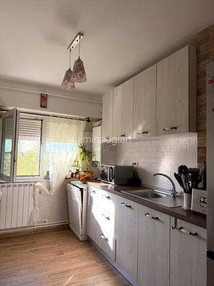 Apartament cu 3 camere, decomandat,renovat, direct proprietar, str. Badea Cartan - 8