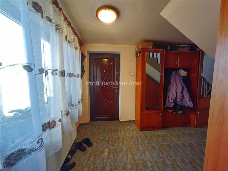 Casa mare cu etaj si 12 camere la principala in Fantanele - 4