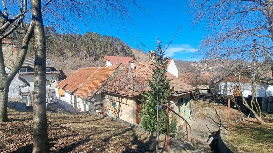 CASA CU TEREN GENEROS si acces pe doua fronturi - 2