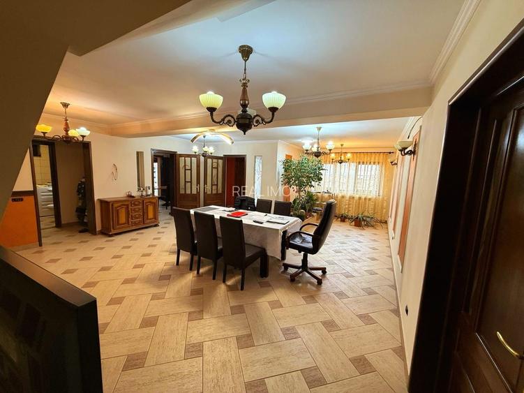 Cauți o casă mare sau spațiu pentru business? Aici le ai pe ambele! - 18