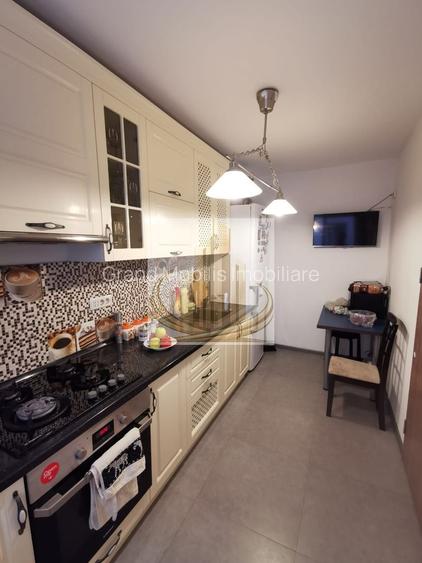 Vând apartament cu trei camere confort 1