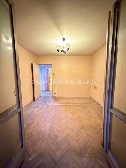 Titan, la 5 minute metrou Costin Georgian, pe intrarea Muncii, bloc 1977 - 2