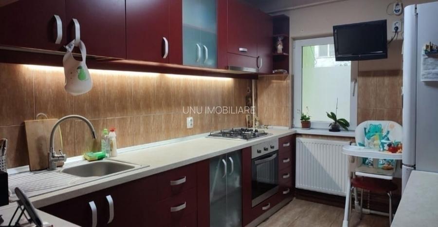 Dacia - Scoala G. Cosbuc - 3 camere decomandat - doua bai - 6