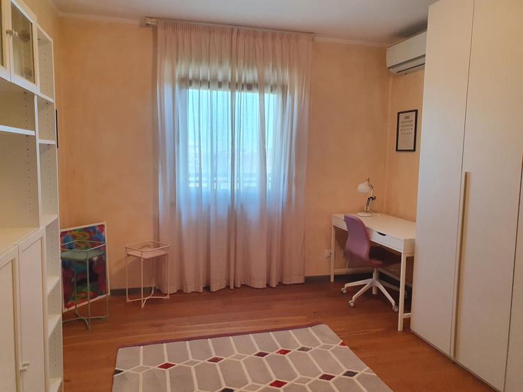 3 camere Sisesti, vedere lac, bloc 2012, LOC PARCARE INCLUS