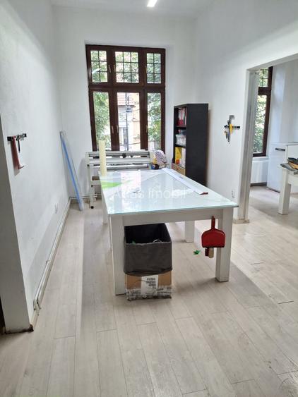 Cladire mixta cu spatii la parter si numeroase incaperi -central - 30