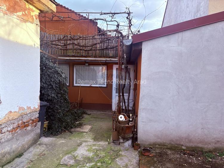 Oportunitate: Casa 3 camere si curte in zona centrala - 13