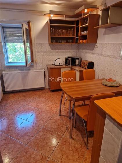 Dambovita 3 camere Decomandat etaj 4 - 6