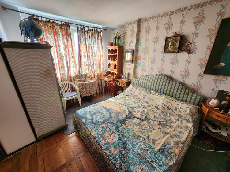 Ultracentral. Vedere la catedrala. Etaj intermediar. Modificat in 3 camere. - 2