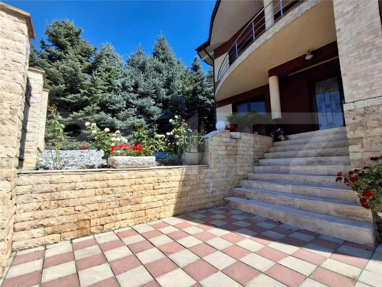 Proprietate eleganta cu teren mare si garaj in Bucium, perfecta pentru familie - 19