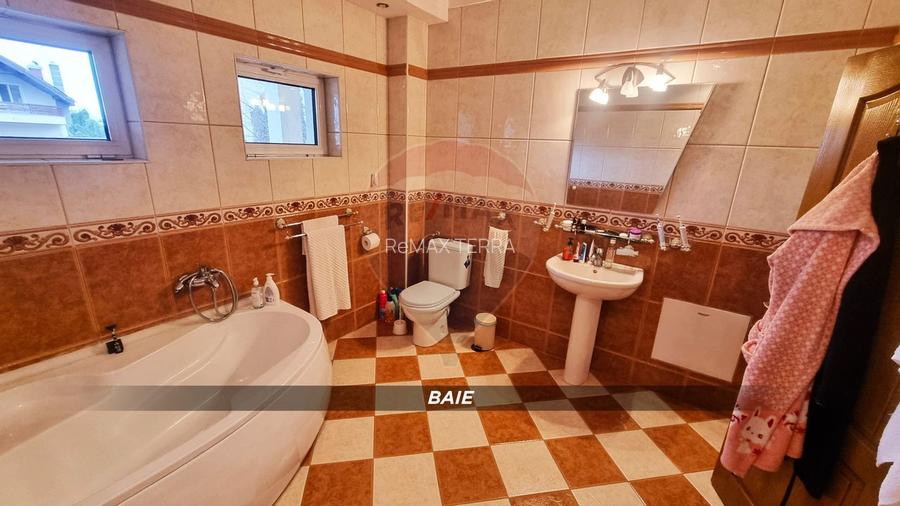 Casă / Vilă de lux cu 2 garaje, 10 camere de vânzare în BAIA MARE - 17