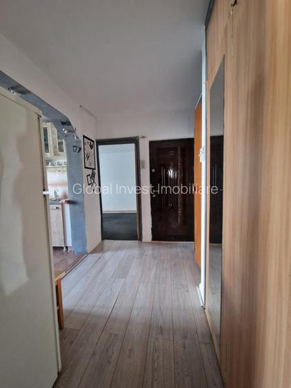 Navodari( Sud, Str Rândunelelor)- 2 camere decomandate, etaj 3/4, liber - 18