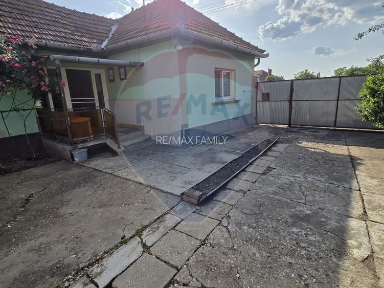 Casă cu gradina si solarii de legume - 8