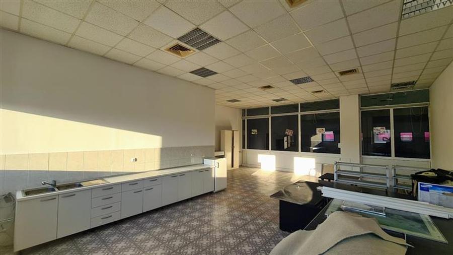 Spatiu show room, 1500 mp , parcare , Calea Lugojului