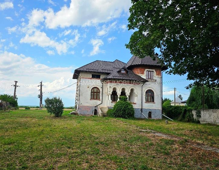 Judetul Prahova, in Poienarii Burchii, conac neoromanesc si teren 2.800 mp - 2