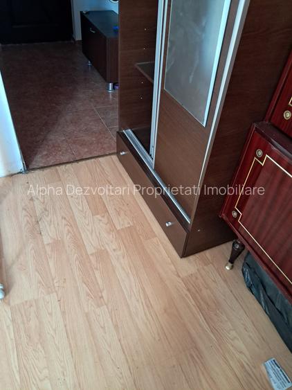 Titan, Piata 1 Decembrie 1918, str. Postavarul - 2