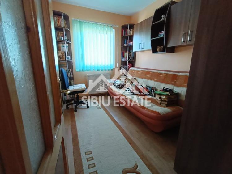 Apartament de vanzare cu 3 camere, decomandat -55 mp. balcon, pivnita - 21