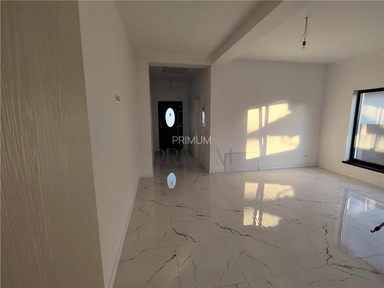 Duplex pe plan - teren generos - zona aproape de toate magazinele. - 4