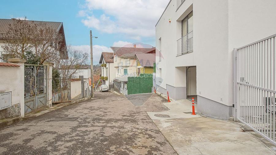 La poalele Tâmpei — vilă contemporană în Schei - 31