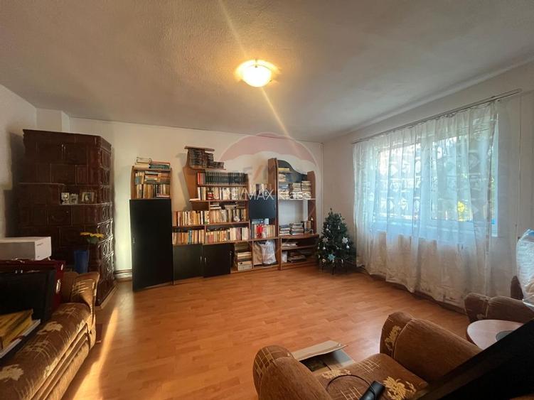 Casa cu 5 camere de vanzare in Priseaca 450 mp teren - 2