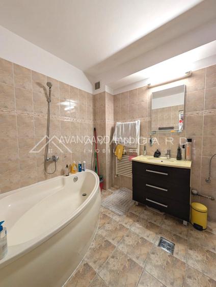 | Apartament 3 camere | 79 mp | Parcare subterana | Zona excelenta | | - 6
