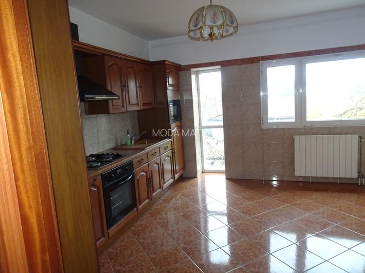 Bloc tip Boutique, constr.2000, cu 2 intrari si parcare subterana - 7