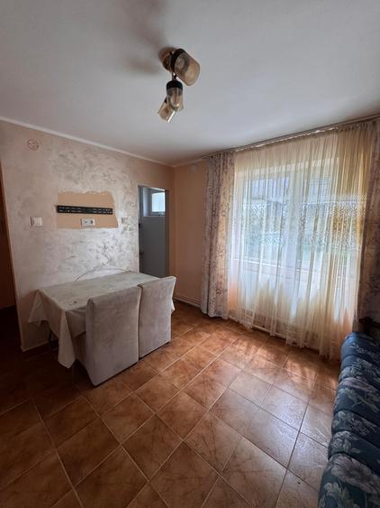 Apartament cu 3 camere semidecomandat – Parter | 46 mp | Complet mobilat și util