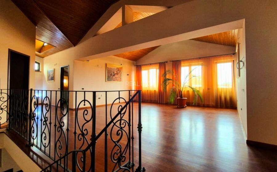 Cauți o casă mare sau spațiu pentru business? Aici le ai pe ambele! - 16