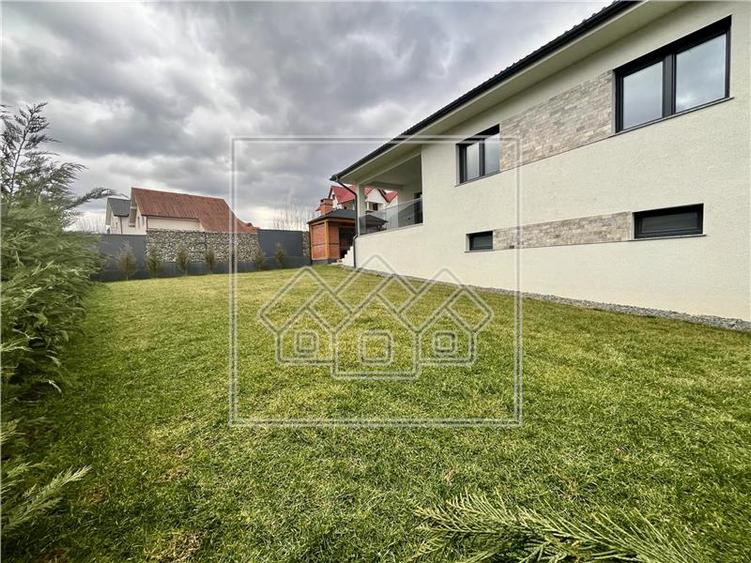 Casa individuala in Selimbar, 4 camere, garaj, curte libera 220 mp