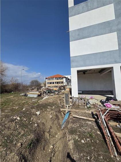 Spatiu Comercial Parter si Curte - in Constructie - 6