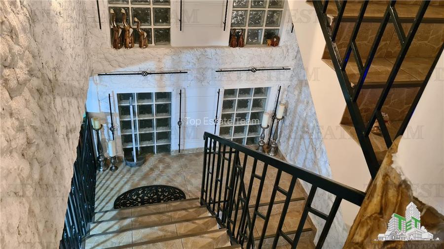 Super afacere, vila cu aspect de conac cu spatii moderne dar si clasice antichiz - 16