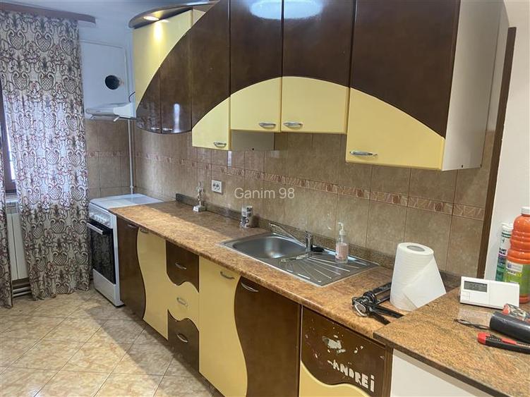 Apartament 3 camere de inchiriat , zona Scoala nr 2- Piata Moldovei decomandat , - 22