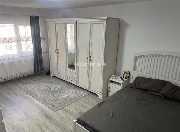 Decomandat la etajul 1, mobilat si utilat - 3